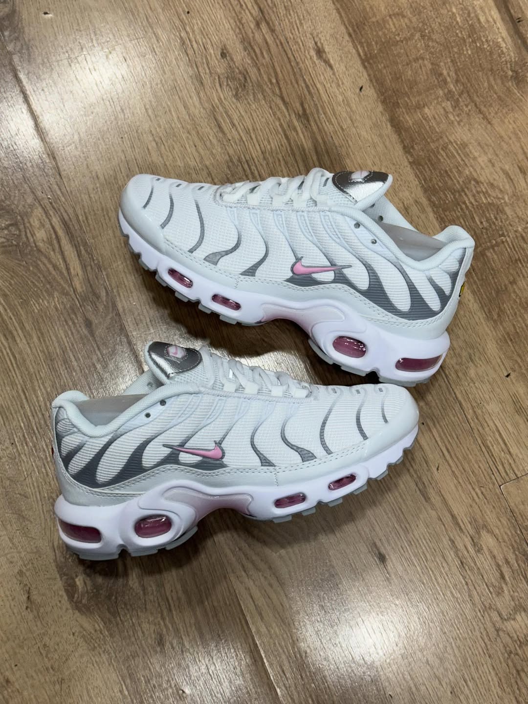 NK TN WHITE & PINK RISE