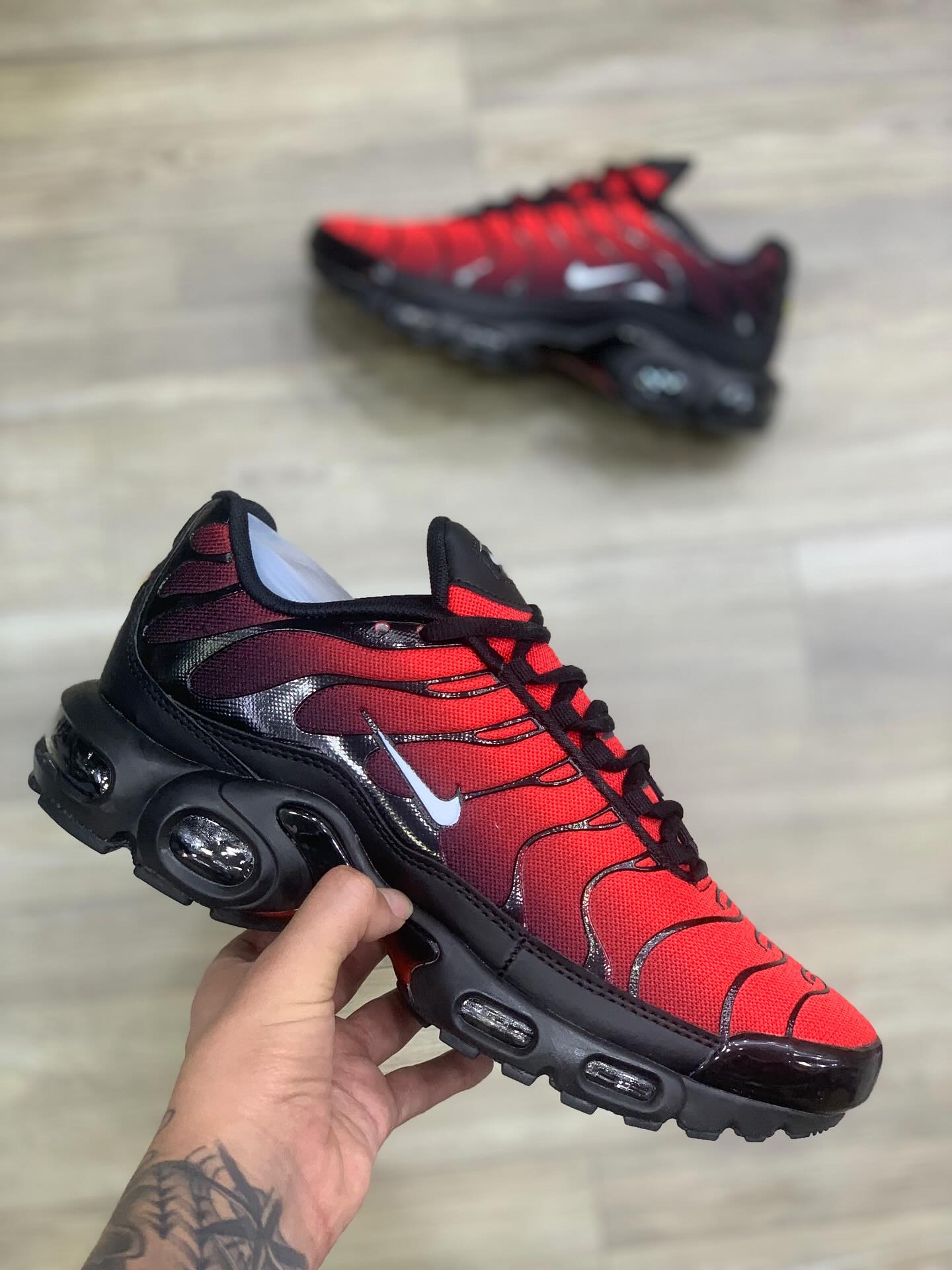 NK AIR MAX TN COLORWAY UNIVERSITY RED & BLACK