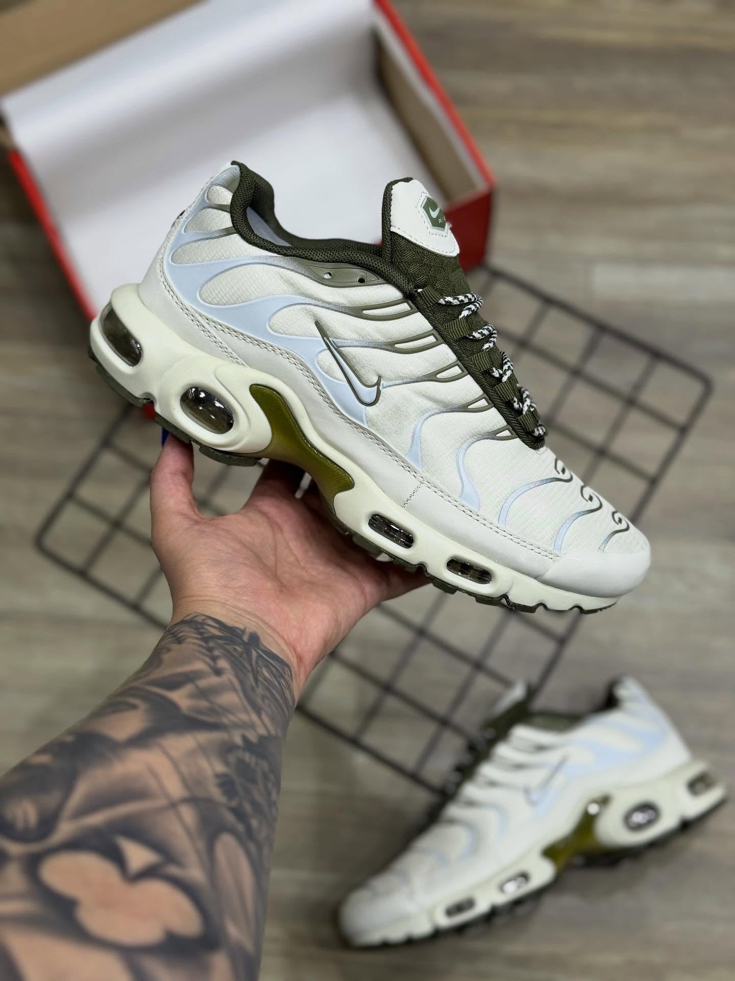 NK AIR MAX TN LIGHT BONE OLIVE IMPORTADO